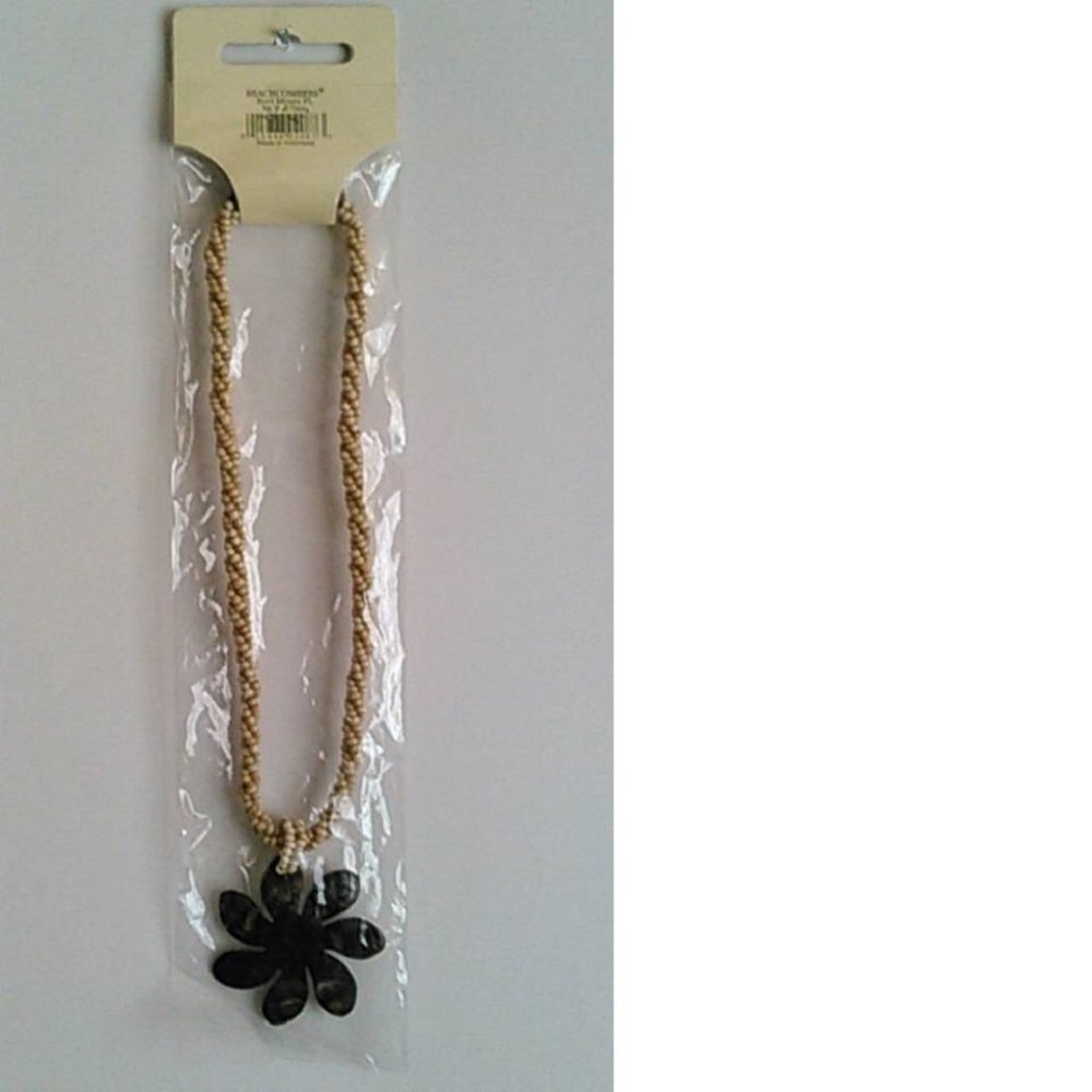 Beachcombers Shell Daisy Necklace
